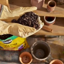 Miracle-Gro Soil & Soil Amendments 16-Quart Potting Soil Mix -Landscaping Sales Shop 05413035