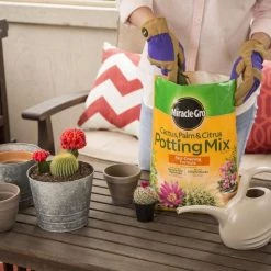 Miracle-Gro Soil & Soil Amendments 8-Quart Potting Soil Mix -Landscaping Sales Shop 05444614